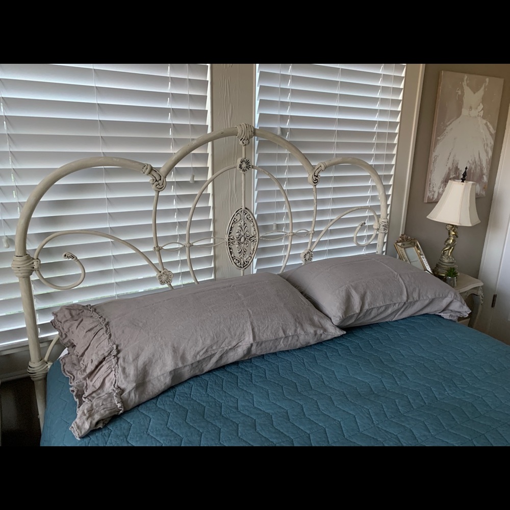 Bella Notte Linen Whisper Pillowcases in French Grey - Picture 3 of 4